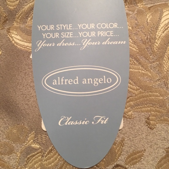 Alfred Angelo Wedding Gown in Ivory - Picture 10 of 11